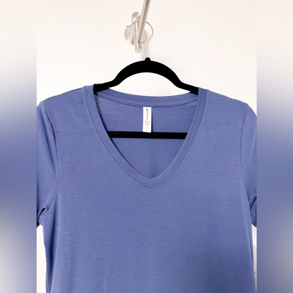 NWT Athleta Essential V Neck Tee‎ Blue Small - Picture 3 of 11